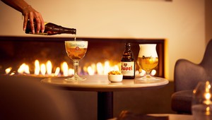 Aan de open haard in de Lounge bar